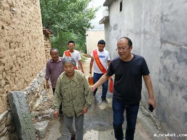 1603099241763272.jpg 第一书记王英武(右).jpg