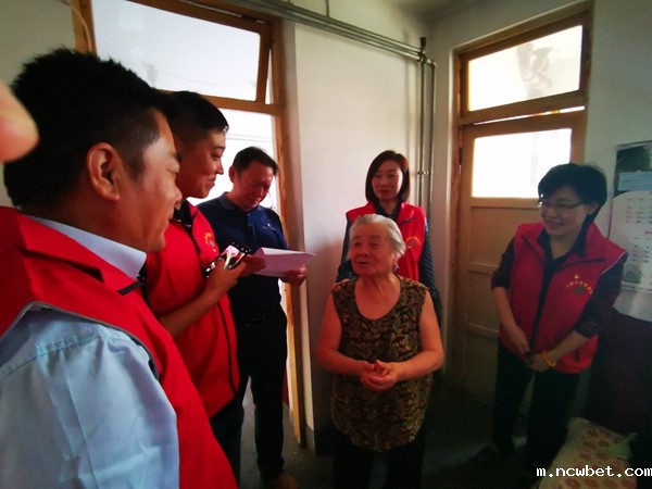 社企帮扶促共建 “双节”走访送温暖――山东点点taptap国际走访慰问世纪园社区先模及困难家庭