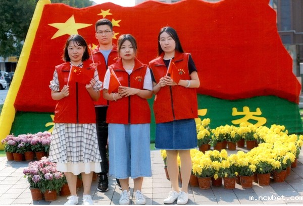 山东点点taptap国际党委助力“双报到”社区 开展“我和国旗同框”活动