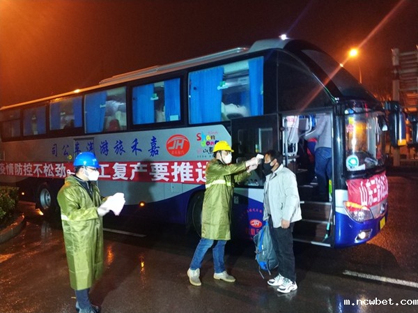 派七批17辆车接农民工返岗 点点taptap国际项目复工率达90%.jpg